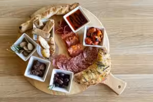 Antipasti Piccolo - deska włoskich wędlin, oliwek Kalamata i grissini - Bike Pizza Szczawno-Zdrój & Wałbrzych