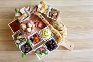 Gran antipasto - duża deska włoskich wędlin, burraty, camemberta i przekąsek - Bike Pizza Szczawno-Zdrój & Wałbrzych